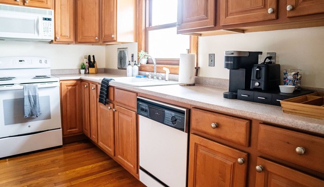 -2 BDRM - Sleeps 7 - Walk to Downtown Nashua-