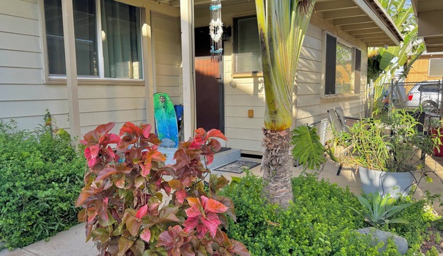 2-bedroom cottage, steps from the ocean, AC, parking