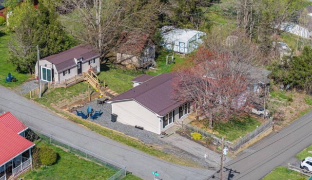 2 Homes - 4 Beds/2 BAs - Easy Walk to Downtown West Jefferson.