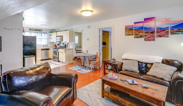 2 Mi to Dtwn: Cozy Getaway in Fairbanks!