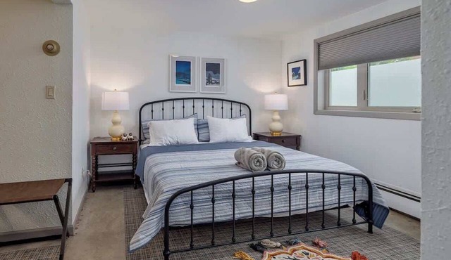 2 Mins from Airport! 1 BDR with Large Backyard