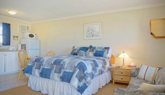 (2) Private Queen Suite at Green Acres Summerside