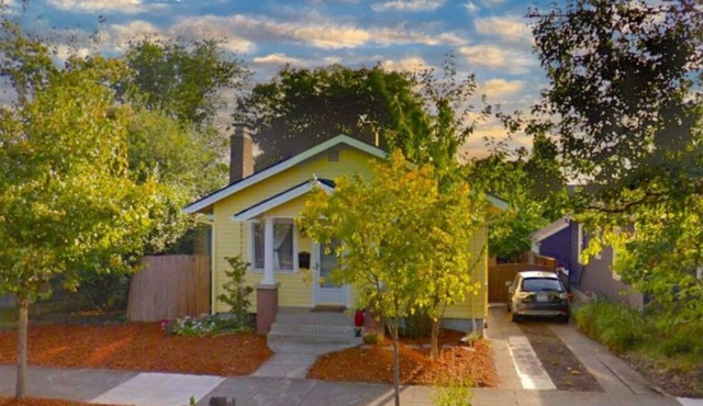 20% OFF! Charming, historic Sellwood Yellow Bungalow, 90+ walk/bike scores!