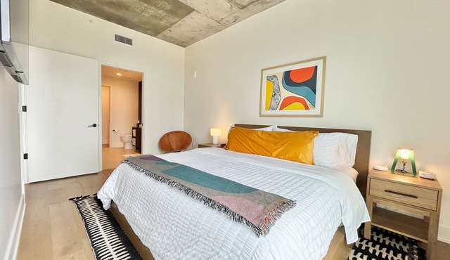 28th Fl condo w/RoofTop Pool, Lake/City Views, Rainey St