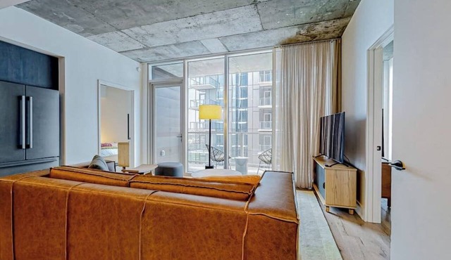28th-floor luxe condo with lakeview balcony, rooftop pool