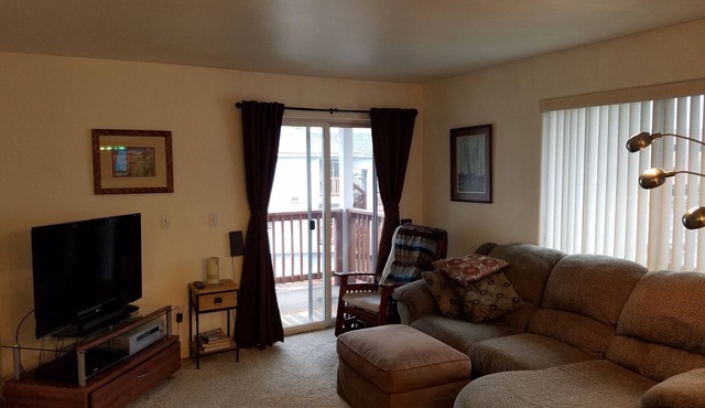2BR/2BA Condo in the heart of Anchorage-Along Trail System