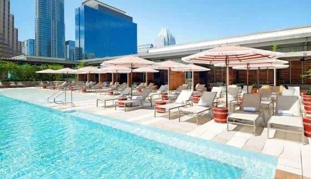 2BR Apartment Downtown Austin - Pool, Gym, Centric