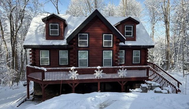 3 bedroom 2.5 bath Log Cabin HVAC in Beech Mountain perfect getaway sleeps 10!