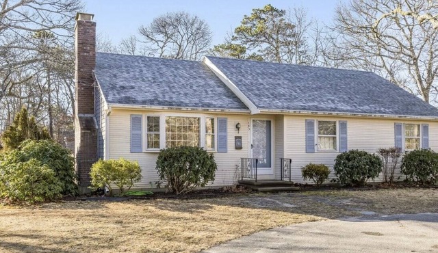 3-bedroom Cape Cod ranch just steps to private beach or Cooks Brook public beach