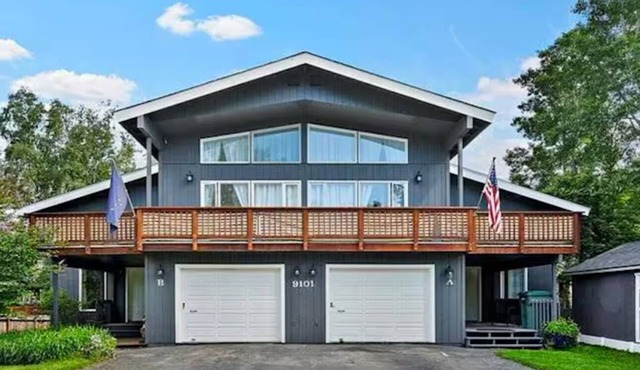 3-bedroom house in marvelous Anchorage with a lake access