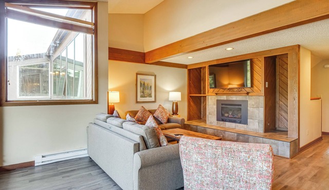 3 Mi to Slopes! Mtn-View Breckenridge Townhome