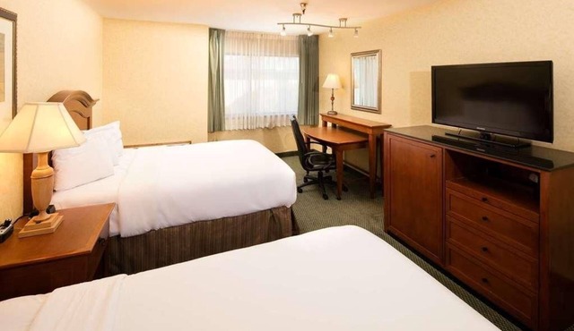 3 Premium Units Perfect for Groups! Free Parking, Enjoy on the Pool! in Wenatchee