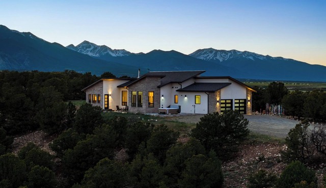 360 views & Private Hot Tub, Near the Hot Springs