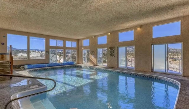 38 acre Mtn Escape w/Indoor Pool Sauna 360 Views
