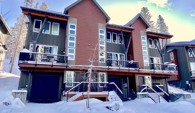 3bd/2.5bth Townhome w/attached garage + Arcade game - Walk to free bus stop