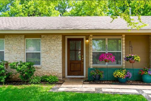 3BR Austin SoCo Greenery Home with Big Fenced Yard Perfect for ACL & Long Stays