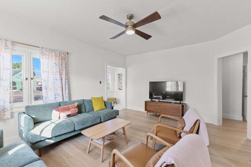 3BR Charming Home Bright Space & Sleeps 8
