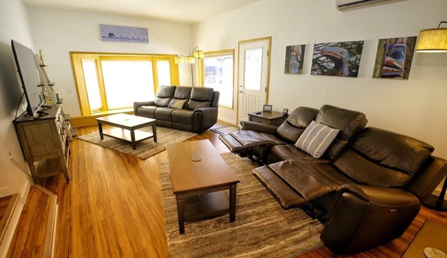 3BR Valley Home w/King beds & Free Tram Tickets!