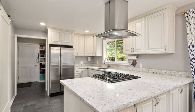 4 Bedroom Home for the Whole Family + Shuffleboard + Child Play Area