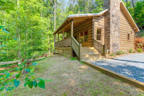 4 Mi to Fall Branch Falls: Peaceful Cabin w/Deck