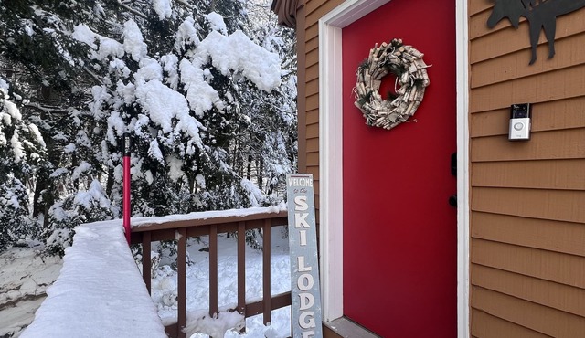 5 bdrm, 3 levels, 5 min Attitash Mt, 6 miles storyland, pool, a/c, grill