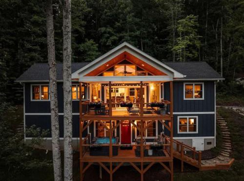 5 Miles to Asheville, Hot Tub, Epic Mountain Views, Fire Pit, Pool Table, 2 Living Rooms, Universal Tesla EV Connector