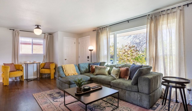5BD Near Downtown - Movie Theater & BBQ Backyard