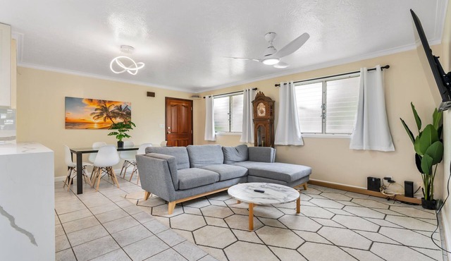 5BR/3BA Ewa Beach Home - Sleeps 10, WiFi, A/C + Walk to Beach & Golf