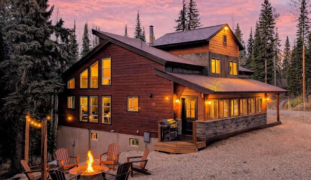 5BR Lodge, 1mi to Ski, HotTub, PoolTable, Firepit, Sleeps 12, Easy Access