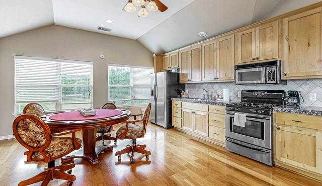6-bedroom waterfront house with pool table & lake view
