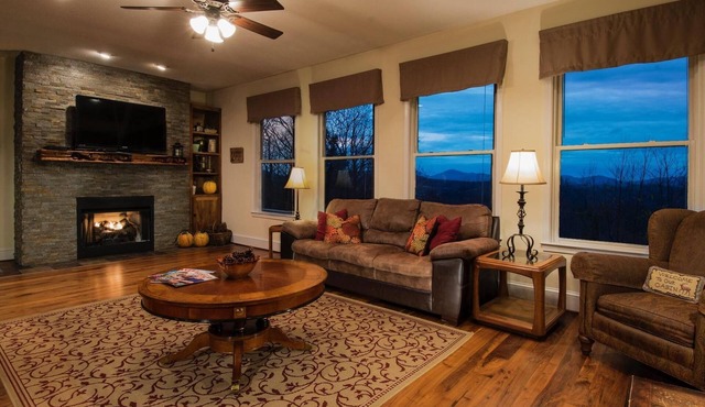 6 BR Enormous, 4700 Square Foot Vacation Home in a Scenic Mountain Setting!