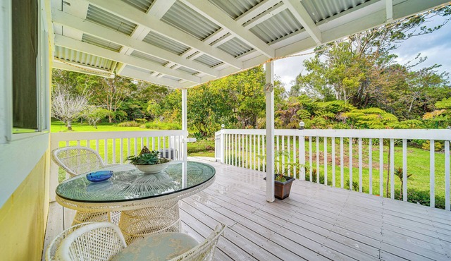 7 Mi to Volcanoes NP: Serene Cottage w/Deck!