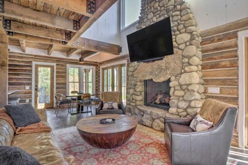 8 Mi to Ski: Custom-Built Cabin in Breckenridge