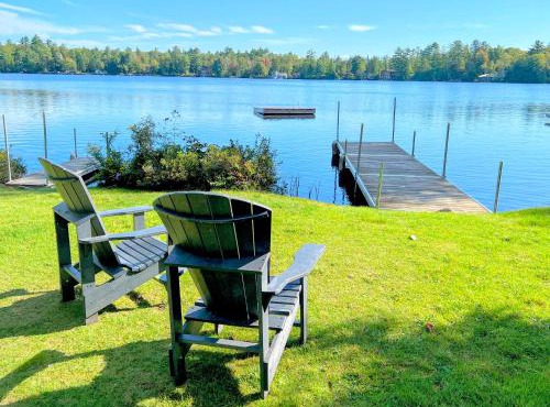 91WR Lake vibes and views at this waterfront home in the White Mountains