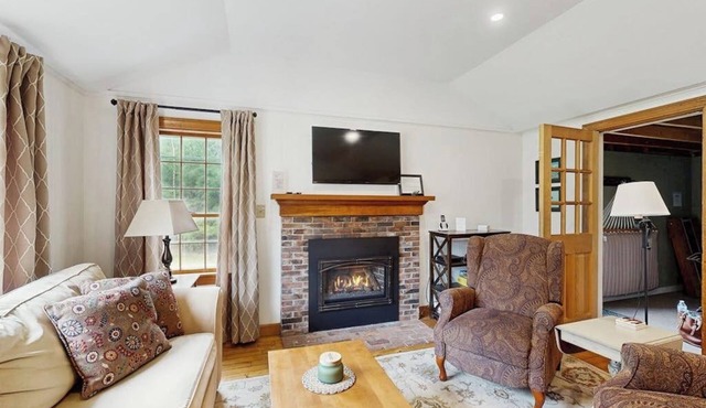 A Cozy, Dog-Friendly Cottage—Fenced Yard, Endless Year Round Adventures