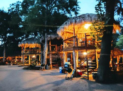 A Rustic Log Cabin - Perfect for a Glamping Getaway by the San Marcos River near Kingsbury, Texas