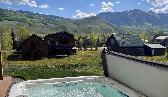 A Slice of Paradise: Mountain Views, Hot Tub & Breathtaking Stars