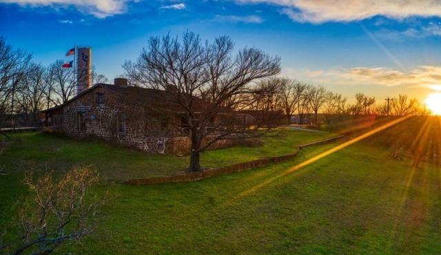 A spacious comfortable Guest House perched atop Fort Mason Hill. in Mason