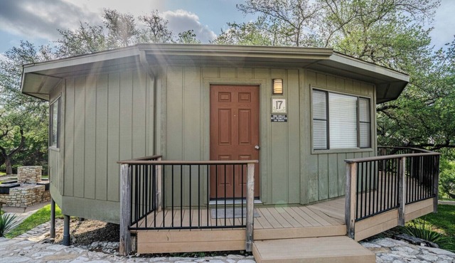 Acacia #17 - Secluded Treehouse with Resort Hot Tub