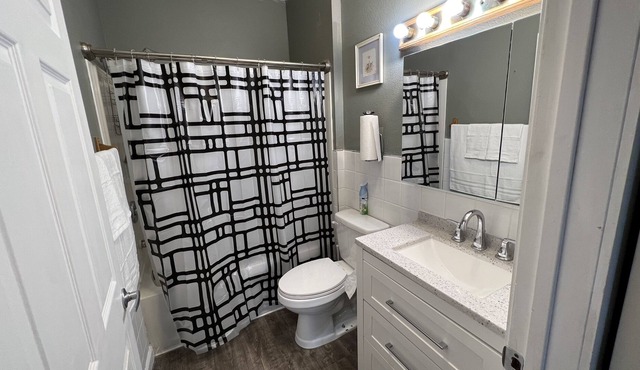 Adorable 4 BR/2 BA guesthouse in Midtown Anchorage