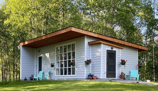 Adventure Cottage - Rustic and Cozy! Full Kitchen/Private Yard