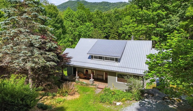 Alamo River House in Boone, NC: A charming 3BR chalet for 8 by the river!
