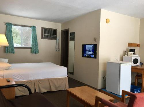 Algonquin Motel in South River