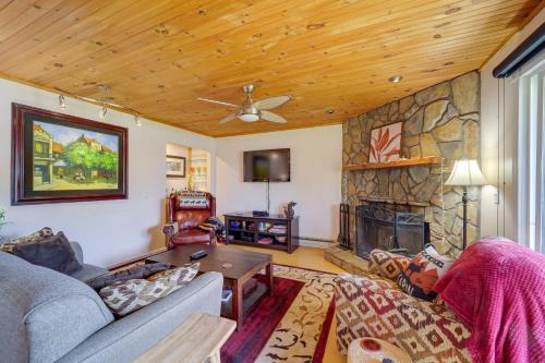 All-Season Retreat w/Deck in Beech Mountain!
