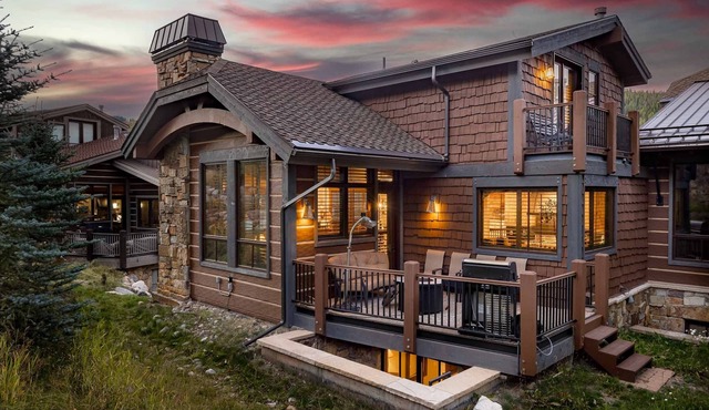 Amazing 4BR Executive Home with hot tub, Ski In/Walk Out LR884
