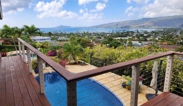 Amazing views! Exclusive & peaceful Hawaii Kai. Walk to ocean & hikes, Pool, AC,