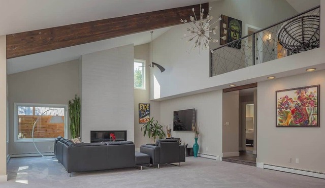 Anchorage Grand Home Downtown Villa