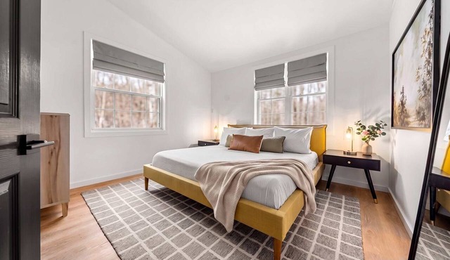 Artist Bluff — Signature King Suite with Living Room & Fireplace