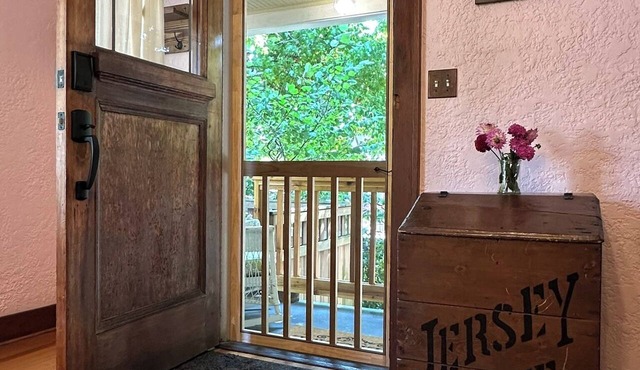 Artsy Ballard 2BD/2BA Craftsman - spacious, walkable, modern comfort