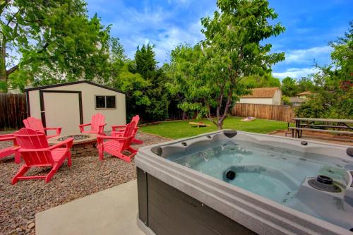 Arvada Getaway-Hot Tub Game Room & Entertainment